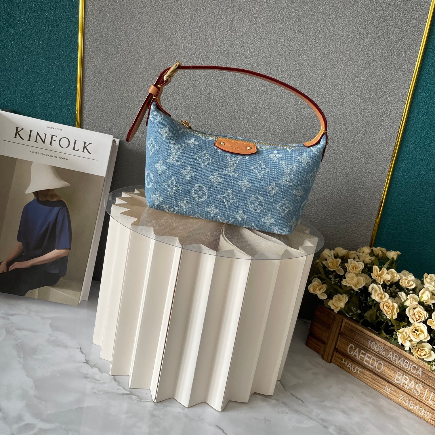 E9B70405-9F8D-72E7-F549-C23B8585D2EA